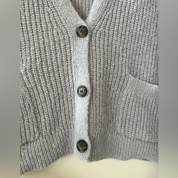 A.n.a. brand Oversized, Cropped Gray 3-button Cardigan Women’s size small - Picture 10 of 15